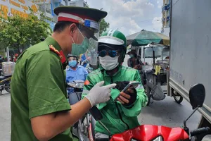 Người ra vào Gò Vấp lúng túng khi khai báo y tế điện tử