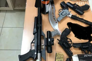 Công an phát hiện nhiều súng, vũ khí tại nhà 1 nghi can ở Phú Nhuận