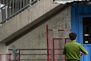 Sau khi đứng nói chuyện, người đàn ông rơi xuống cầu Kênh Tẻ