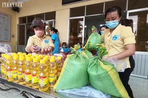  Người nghèo ứa nước mắt khi nhận quà từ gian hàng 0 đồng ở quận 12