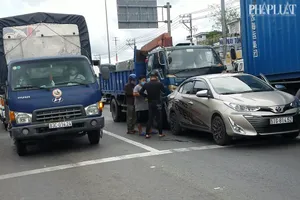 Liên tiếp 2 vụ tông xe trên Quốc lộ 1, tài xế mắc kẹt trong cabin