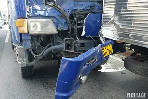 Container tông xe tải đang dừng sửa chữa, phụ xe tử vong