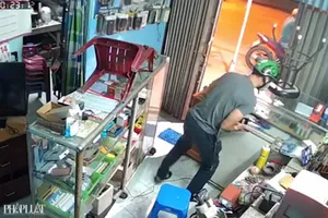 Kẻ trộm cạy cửa lấy 8 điện thoại trong 50 giây