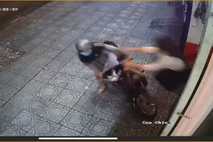 Cô gái ra đòn chớp nhoáng đạp ngã kẻ trộm xe máy ở quận 1