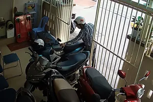 Camera ghi cảnh trộm vào nhà, bẻ khóa lấy xe máy ở quận 1