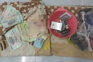 Mùa dịch, 14 người đàn ông tụ tập lập sòng bài cào Ấn Độ