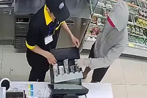Nhân viên cửa hàng tiện lợi bị kẻ cướp dùng vật giống súng đánh vào đầu