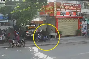 Bị giật dây chuyền khi ngồi trước một văn phòng công chứng ở Củ Chi