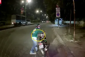 Lợi dụng xe đỗ bốc hàng, người đàn ông trèo lên cabin để trộm