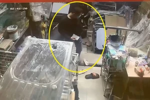 Trộm vào tận phòng ngủ lục đồ, đập heo đất, lấy chìa khóa xe SH ở quận 8