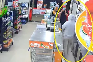Thanh niên dùng dao cướp cửa hàng Circle K làm gì sau khi lấy được tiền?