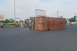 Container lật ngang ở vòng xoay An Lạc, may mắn không có thương vong