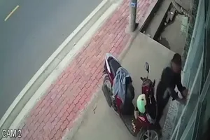 Trộm cột cửa nhốt mọi người trong nhà rồi ngang nhiên dắt xe đi