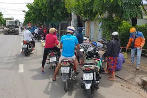 Nhiều người vẫn họp chợ tự phát ở Hóc Môn bất chấp Chỉ thị 16