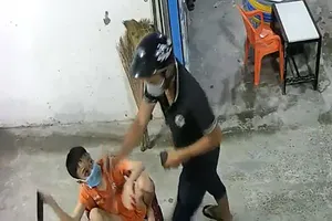 Cướp vào nhà xịt hơi cay, giật điện thoại của trẻ em ở Hóc Môn