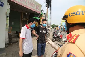 Nhiều người dân ra đường không lý do chính đáng phải ký giấy phạt
