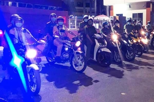 Quận Tân Phú bắt nhiều người đi mua ma túy giữa lúc dịch