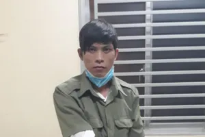 Mặc áo giả dạng dân phòng đi mua ma túy trong lúc giãn cách xã hội