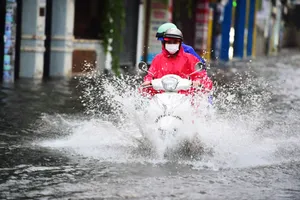 Mưa lớn chiều 15-7, nhiều tuyến đường ở TP.HCM ngập cục bộ