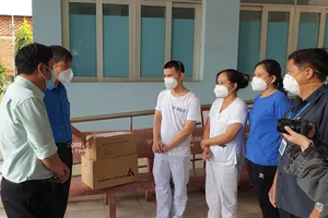 Trung tâm Y tế quận Tân Phú cảm kích sự động viên của Ban Dân vận Thành ủy