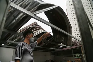 Mưa to gió quật cây xanh ngã đổ, đè người, nhà tốc mái ở TP.HCM