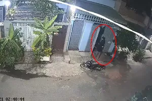 Phát hiện trộm qua camera an ninh, chủ nhà nhấn nút báo động từ xa