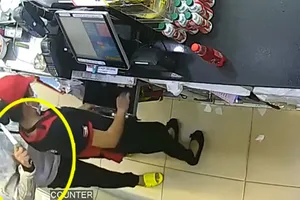 Nữ nhân viên cửa hàng tiện lợi bị cướp kề dao vào cổ lấy tài sản
