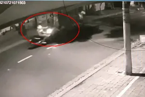 Vừa gỡ phong tỏa là trộm đi bắn chó, xịt hơi cay ở Hóc Môn