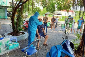 Lập chốt test nhanh COVID-19 người đi đường ở vùng ven TP.HCM