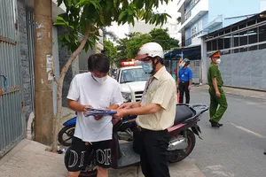 Thực hiện Chỉ thị 12: Một phường phát hơn 8.000 giấy 'đi chợ' cho dân