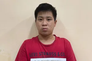 Thanh niên bán giấy 'thông chốt', bán suất tiêm vaccine dịch vụ 