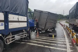 Tông vào xe tải đang dừng sửa giữa đường, 3 người bị thương