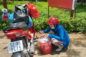 Người về miền Tây nấu mì tôm chờ được qua chốt ở Bình Chánh