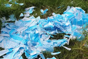 Hàng ngàn khẩu trang bị vứt bỏ ở bãi cỏ tại Bình Chánh