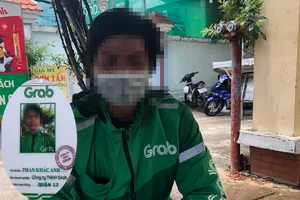 Tài xế Grab scan nhiều giấy chứng nhận giả để 'thông chốt'
