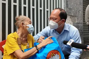 Phó Bí thư TP.HCM thăm, tặng quà người dân khó khăn ở ‘vùng xanh’