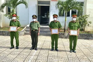 Ngáo đá, nhiễm COVID-19 cầm dao đe dọa người dân 