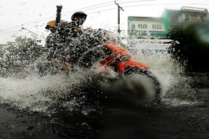 Chùm ảnh: Sau cơn mưa lớn 1 số đường ở quận 12, TP.HCM bị ngập