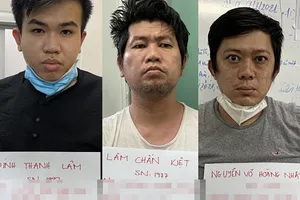 Kho súng ở nhà kẻ dùng giấy giả, lái ô tô 'thông chốt' bán khí cười