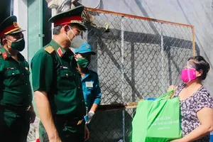 Quận 12: Xuất quân trao hàng ngàn phần quà đến người dân