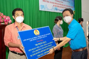 Quận 12: Trao 10.000 phần quà cho công nhân lao động khó khăn