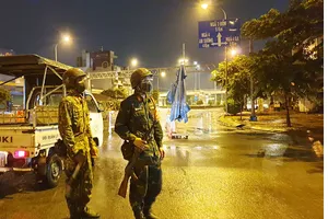 Lực lượng quân đội cùng tham gia túc trực các chốt kiểm soát dịch 