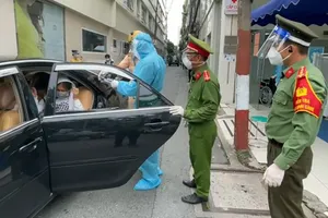 Công an ở các chốt giúp người gặp hoạn nạn trên đường