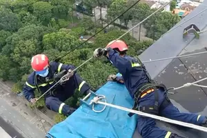 Cảnh sát xử lý hộp đèn quảng cáo nặng hơn 2 tạ sắp rơi từ tầng 21