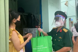 Quân đội trao 100 phần quà và hơn 1 tấn rau cho người dân