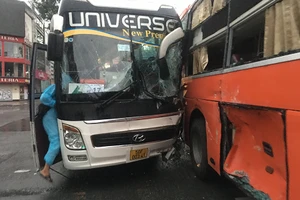 Hai xe chở nhân viên y tế, công ty va chạm ở giao lộ tại quận 1