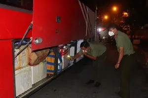 Dùng xe khách phục vụ phòng, chống dịch để chở hải sản