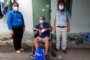 Chương trình ‘Giữ tổ ấm giữa đại dịch’ tặng tiền mặt, quà cho người dân