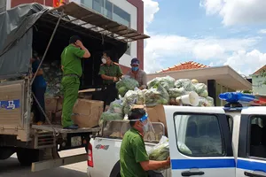 Công an quận Bình Tân tiếp nhận quà hỗ trợ và chuyển đến tận tay giúp dân