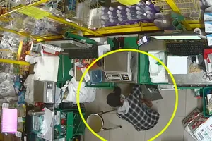 Không về quê được, cả nhóm đi trộm cửa hàng Bách hóa xanh